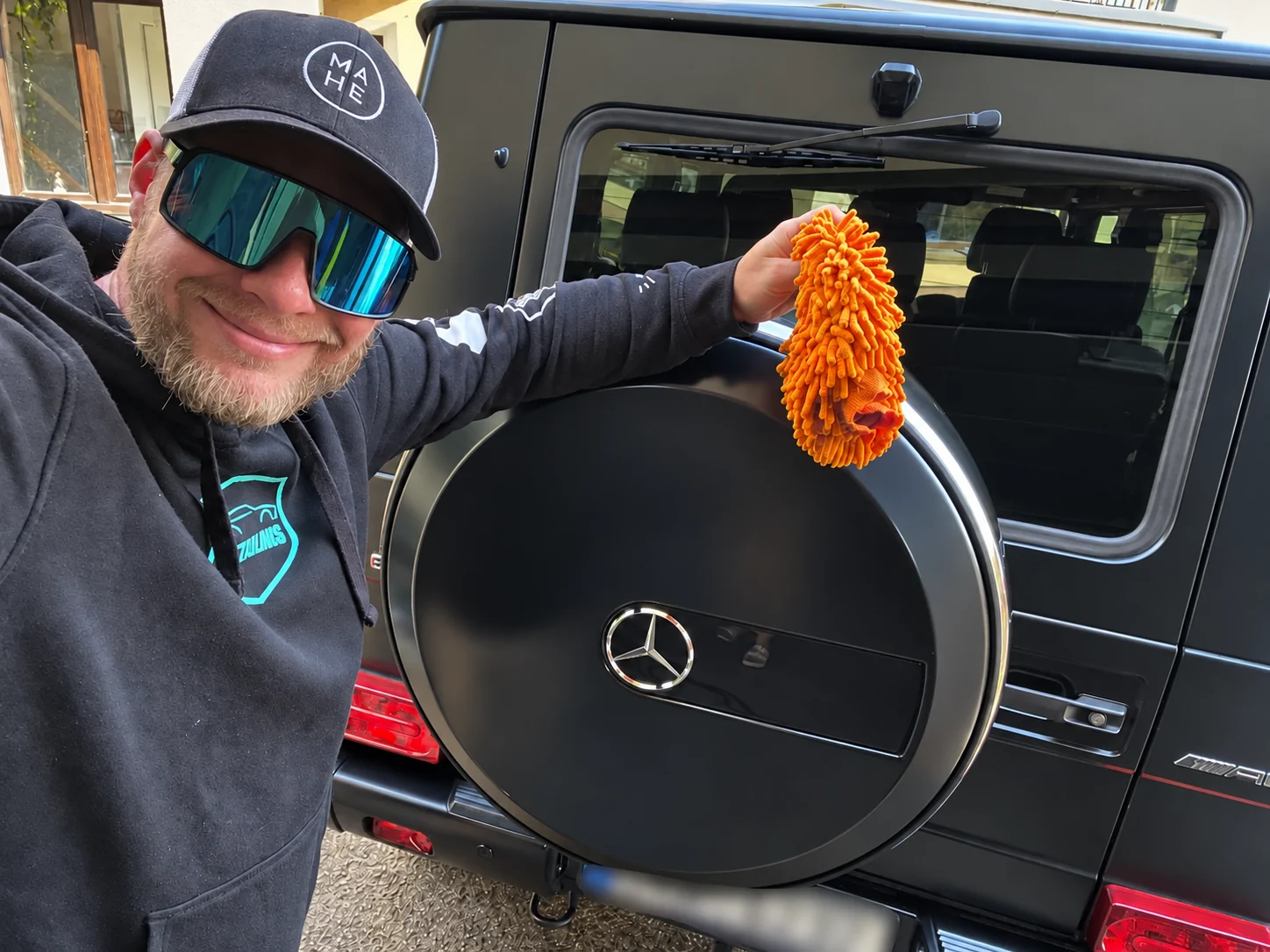 David Mareš s mycí rukavicí u Mercedes-AMG G 63
